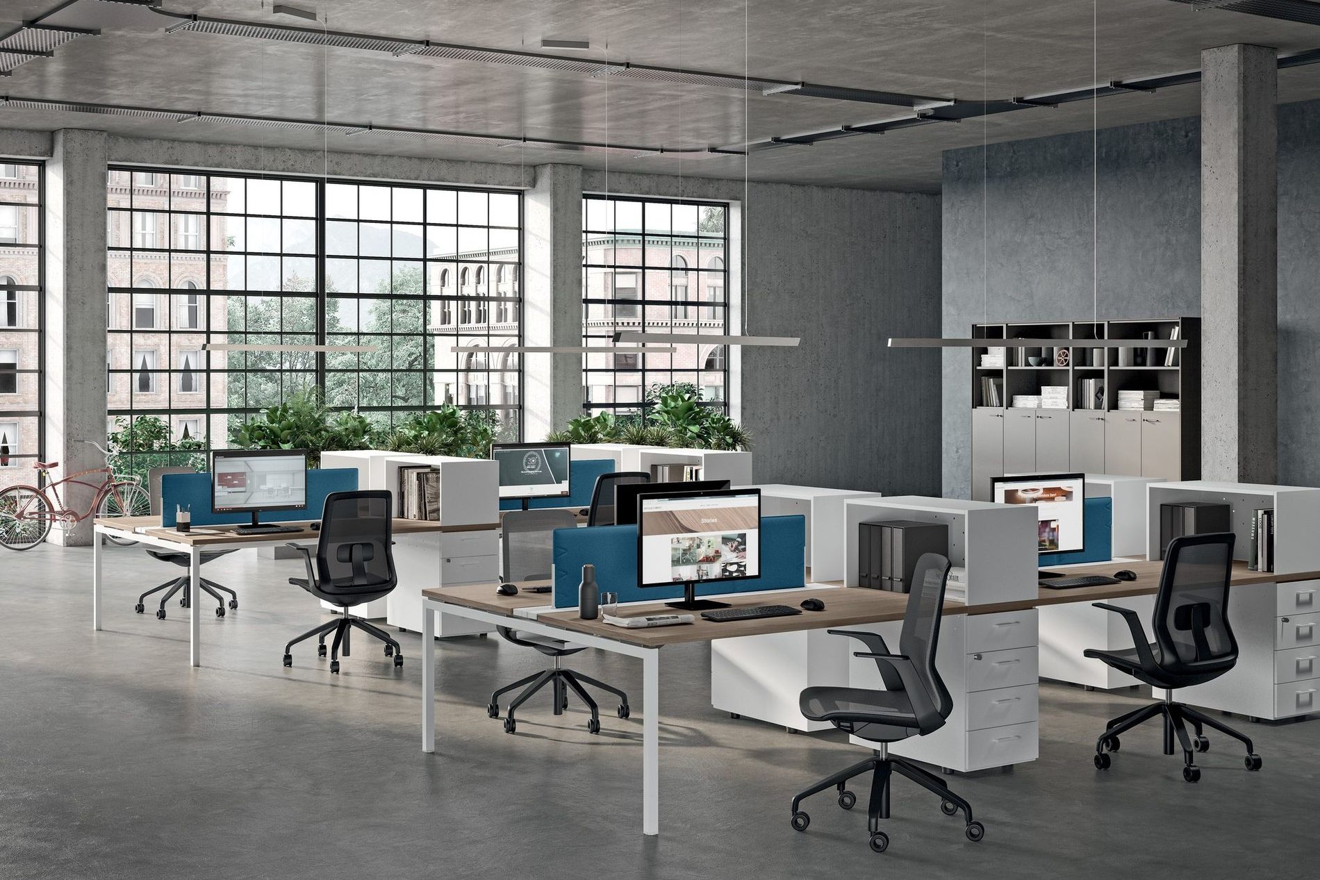 Postazioni operative con schermi divisori in un open space